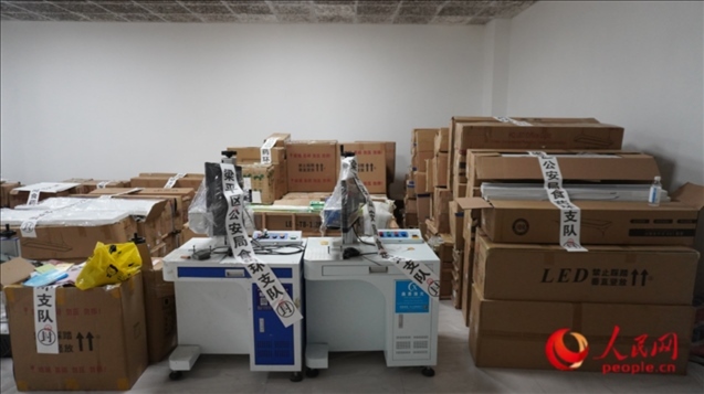 查封的假冒品牌燈具等。人民網 肖聰聰 攝