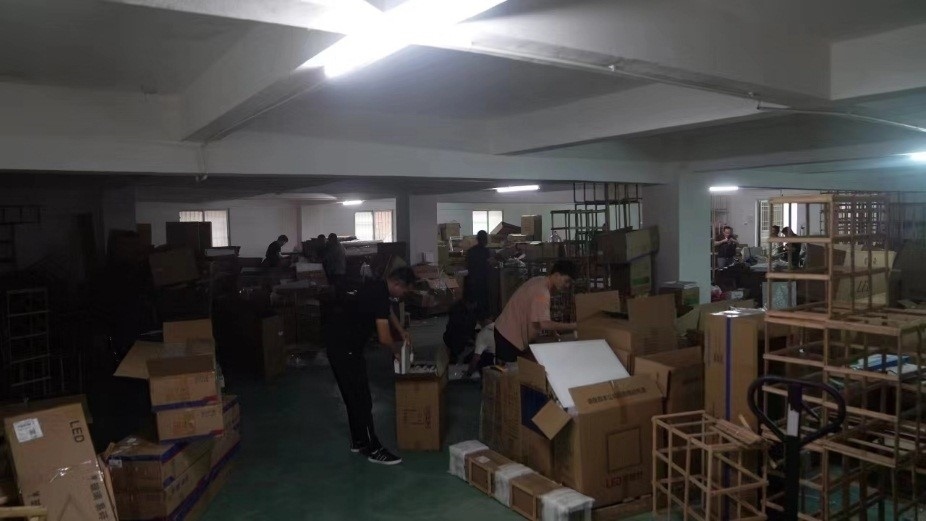 查處倉庫現場。重慶市梁平區(qū)公安局供圖。