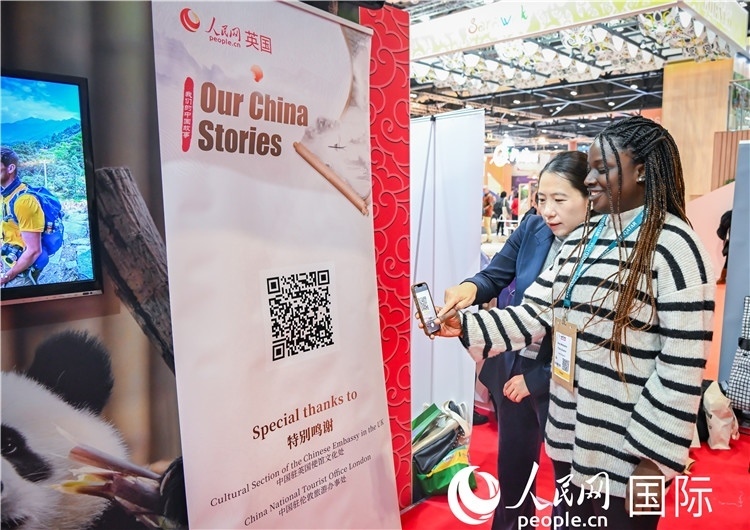 觀眾掃碼《我們的中國故事》系列視頻。人民網(wǎng) 郭錦標(biāo)攝