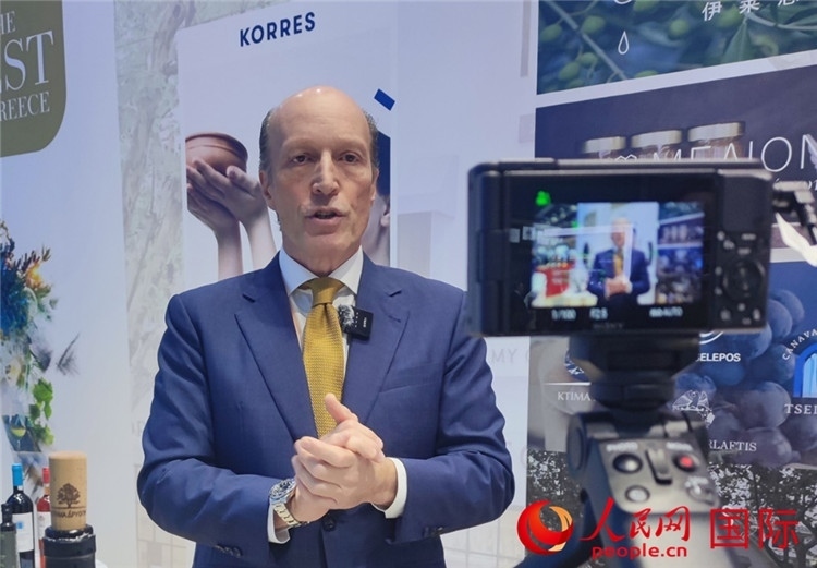 希華集團創(chuàng)始人兼首席執(zhí)行官甘德密先生接受采訪。人民網 殷韜攝