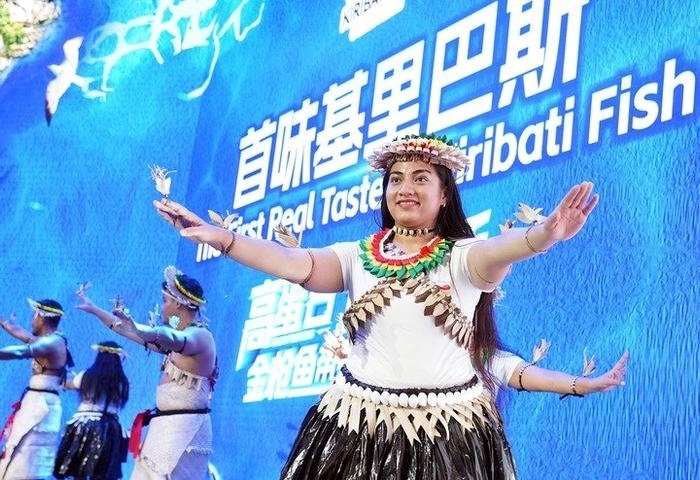 11月8日，來自基里巴斯的參展人員在基里巴斯水產(chǎn)品推介活動上表演。