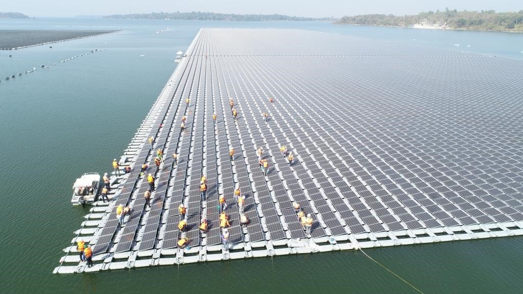 2021年1月23日，施工人員檢查泰國(guó)烏汶府詩(shī)琳通大壩綜合浮體光伏項(xiàng)目的太陽(yáng)能板安裝情況。新華社發(fā)（泰國(guó)國(guó)家電力局項(xiàng)目組供圖）