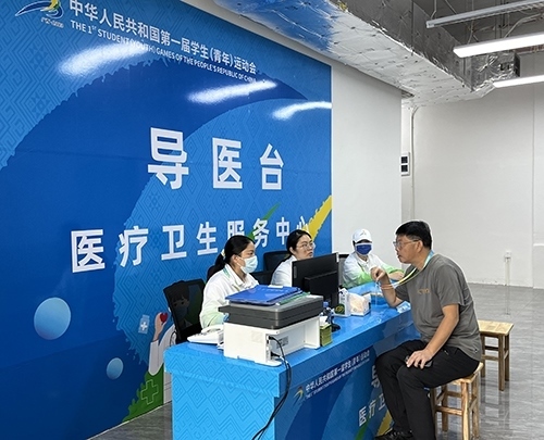 村內(nèi)住客在醫(yī)療衛(wèi)生服務中心導醫(yī)臺問診。人民網(wǎng)記者 歐興榮攝