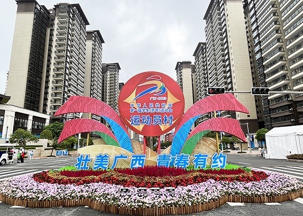 運動員村入口處標識標牌成為極受歡迎的打卡點。人民網(wǎng)記者 歐興榮攝