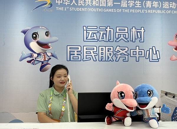 朱珊妮在接聽住宿服務中心的熱線電話。人民網(wǎng)記者 歐興榮攝