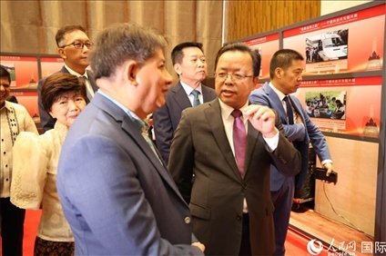 論壇期間配套舉行“‘擺脫貧困之路’——寧德扶貧開發(fā)圖片展”。人民網(wǎng)記者樊帆 攝