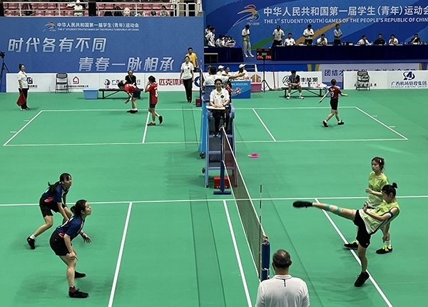 11月11日，第一屆全國學生（青年）運動會毽球（校園組）比賽現(xiàn)場。人民網(wǎng)記者 歐興榮攝