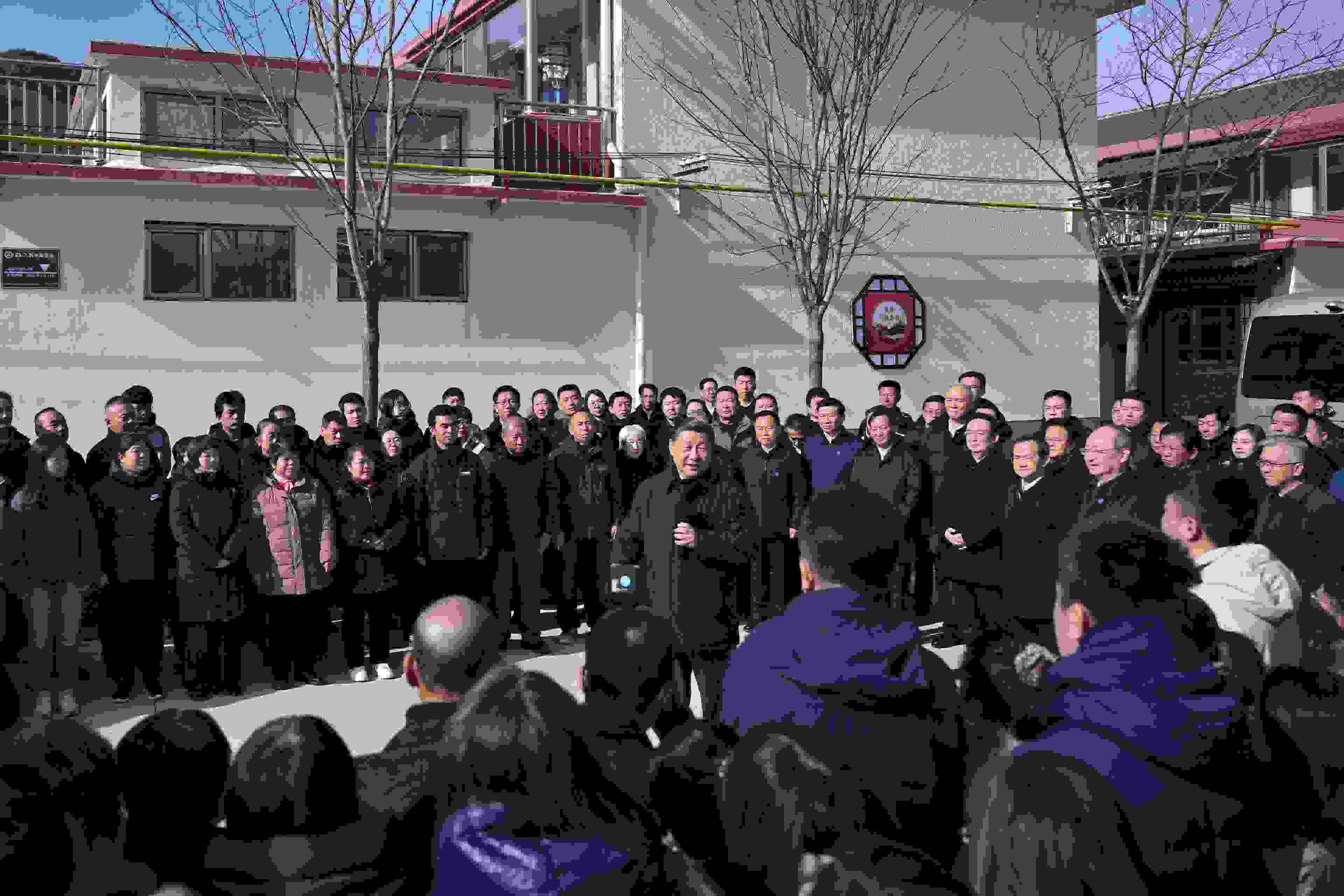 2023年11月10日，習(xí)近平總書記在北京市門頭溝區(qū)妙峰山鎮(zhèn)水峪嘴村考察時，同當(dāng)?shù)厝罕娪H切交流。