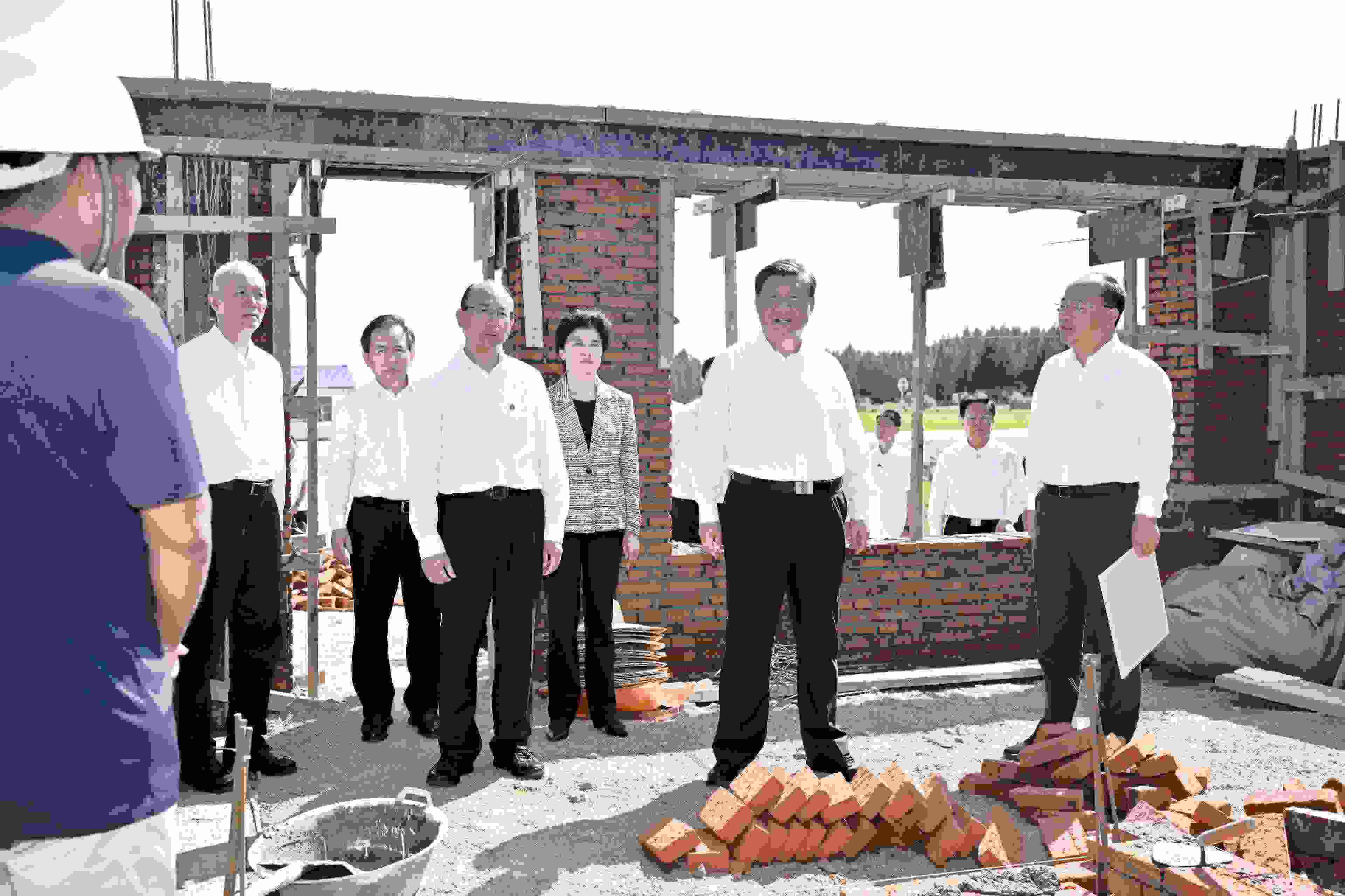 2023年9月7日，習(xí)近平總書記在遭受洪澇災(zāi)害的黑龍江省哈爾濱尚志市老街基鄉(xiāng)龍王廟村，察看水毀房屋重建情況。