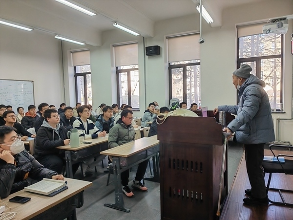 鐘萬(wàn)勰院士為研究生上課。大連理工大學(xué)供圖
