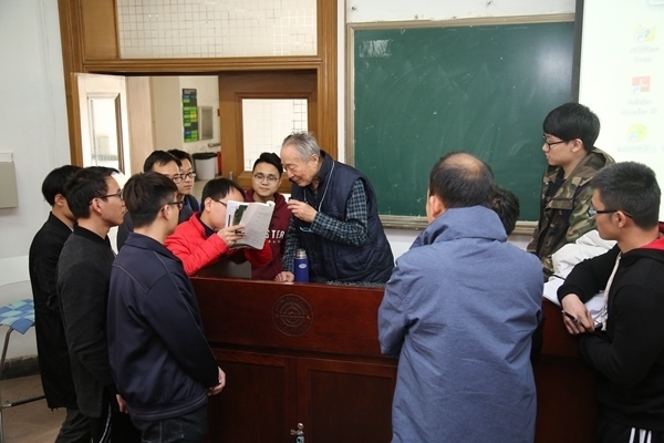 鐘萬(wàn)勰院士為學(xué)生們答疑解惑。大連理工大學(xué)供圖