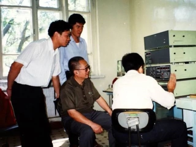 秦裕琨與團(tuán)隊在一起。哈爾濱工業(yè)大學(xué)供圖