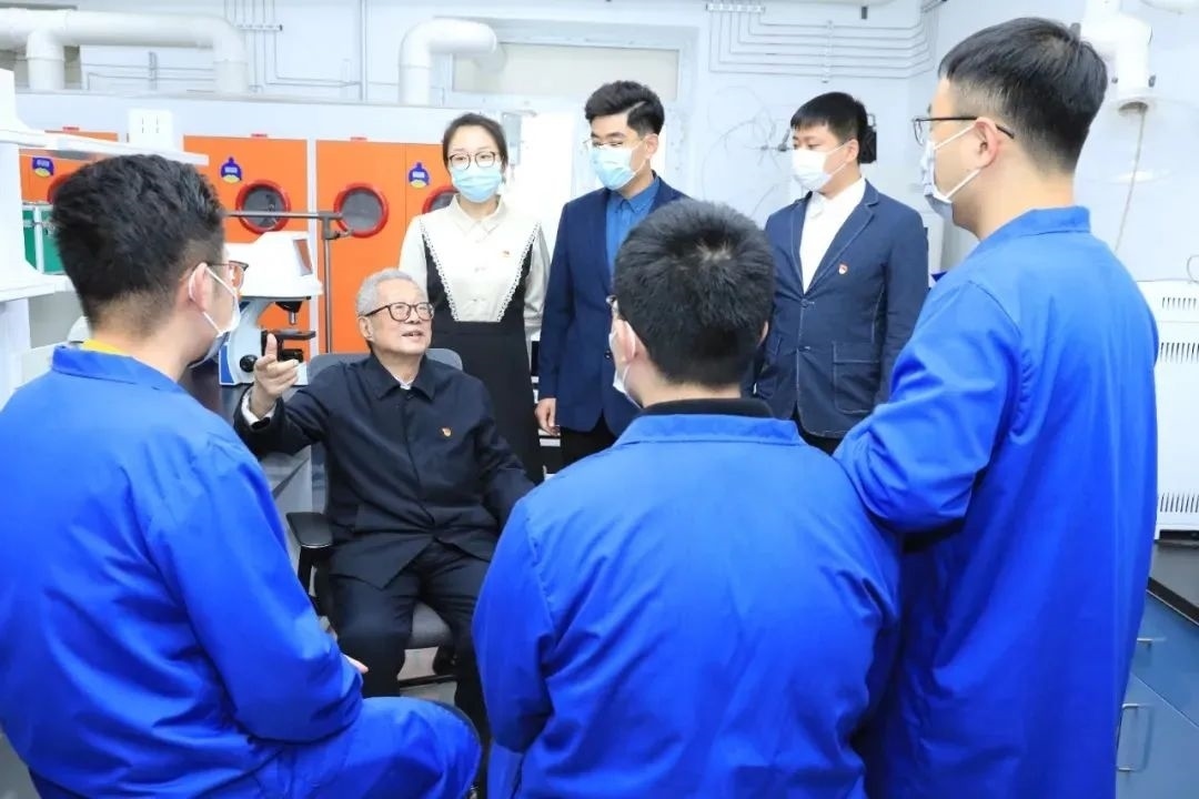 秦裕琨院士在實驗室與青年師生交流。哈爾濱工業(yè)大學(xué)供圖