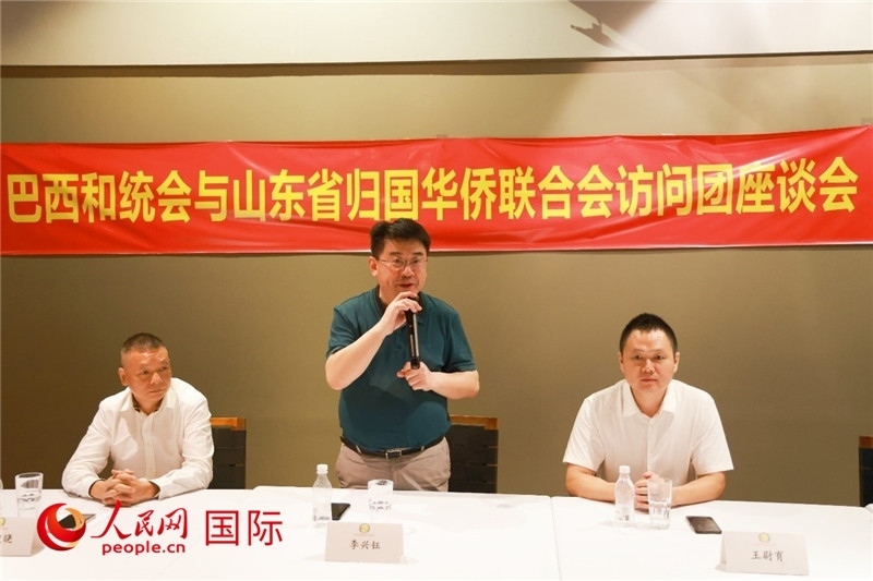 中國(guó)僑聯(lián)副主席、山東省僑聯(lián)主席李興鈺（中）在座談會(huì)上致辭。人民網(wǎng)記者 陳海琪攝