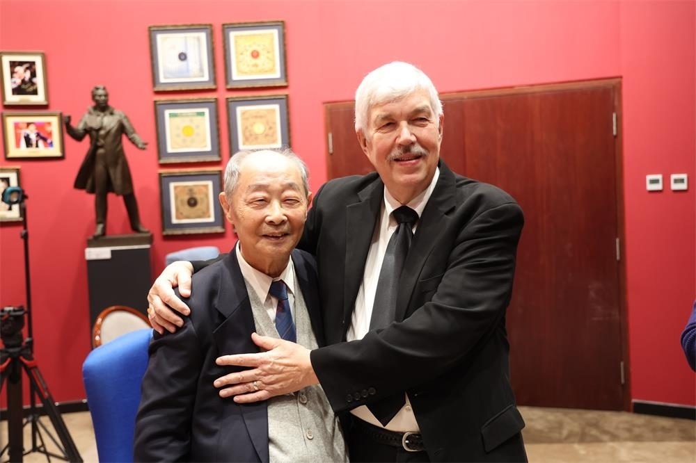 費(fèi)城交響樂(lè)團(tuán)小提琴演奏家戴維·布斯與原中央樂(lè)團(tuán)小提琴演奏家朱信人50年后再相聚。