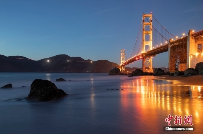 當(dāng)?shù)貢r(shí)間10月29日，美國(guó)舊金山金門大橋在海浪和夜色的襯托下美如一幅畫(huà)。<a target='_blank' href='/'><p class=