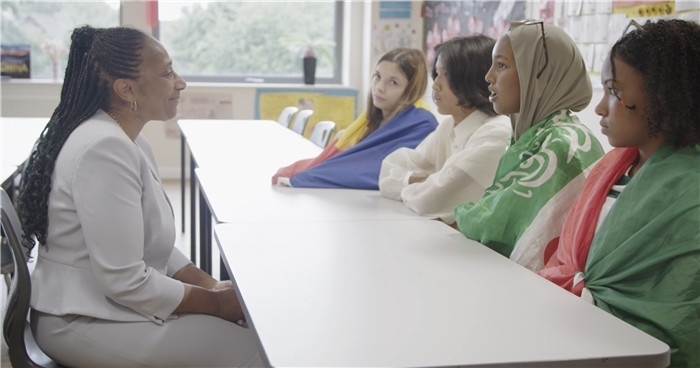 瓊·戴嵐與學生交流。帕特里克·謝德-西蒙茲攝