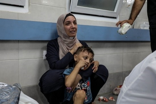 11月3日，人們在加沙城希法醫(yī)院接受治療。新華社發(fā)