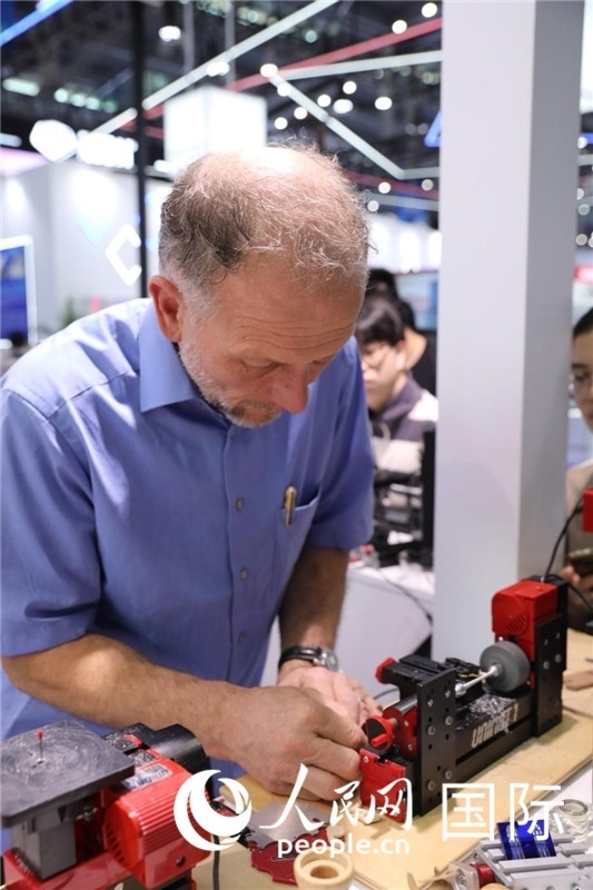 第25屆中國國際高新技術(shù)成果交易會15日在深圳開幕，圖為展商現(xiàn)場演示精密加工工具。人民網(wǎng)記者 魯揚攝