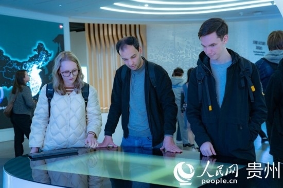 在國(guó)家大數(shù)據(jù)（貴州）綜合試驗(yàn)區(qū)交流體驗(yàn)中心，歐亞國(guó)家記者體驗(yàn)貴州大數(shù)據(jù)應(yīng)用場(chǎng)景。人民網(wǎng) 陽(yáng)茜攝