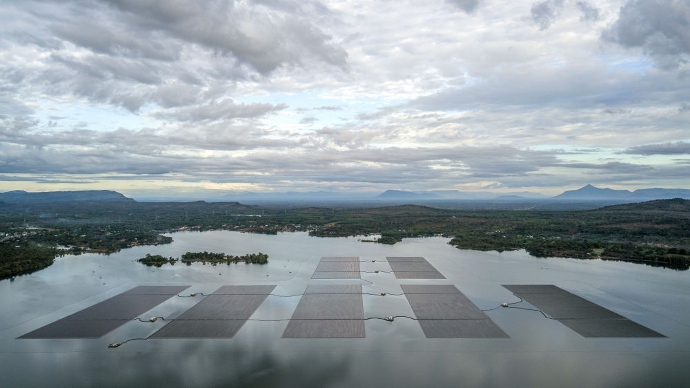 這是2022年12月8日在泰國(guó)烏汶府詩(shī)琳通水庫(kù)拍攝的浮體光伏項(xiàng)目（無(wú)人機(jī)照片）。中泰兩國(guó)聯(lián)合修建的浮體光伏項(xiàng)目2021年10月投入商業(yè)運(yùn)營(yíng)。中國(guó)制造的電池板不斷將日光轉(zhuǎn)化為清潔電能，輸送至當(dāng)?shù)厍Ъ胰f(wàn)戶。