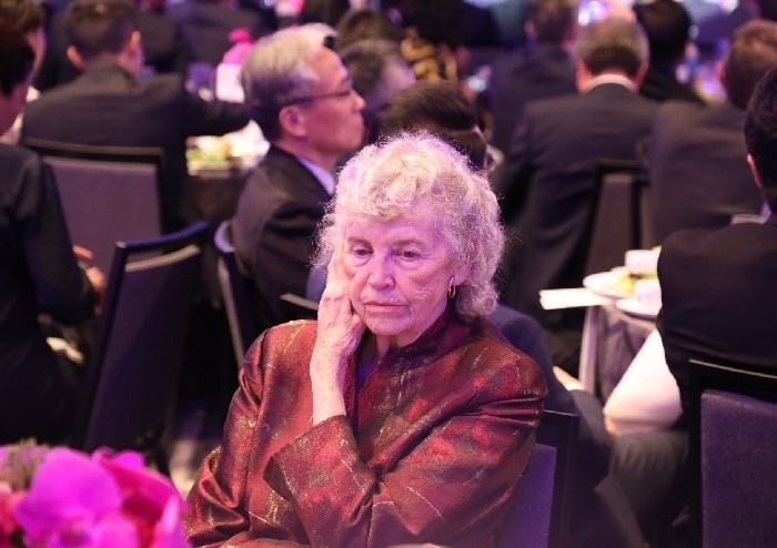 當(dāng)?shù)貢r(shí)間11月15日晚，國(guó)家主席習(xí)近平在美國(guó)舊金山出席美國(guó)友好團(tuán)體聯(lián)合舉行的歡迎宴會(huì)。在熱烈的掌聲中，習(xí)近平發(fā)表重要演講。圖為參加晚宴人士認(rèn)真聆聽演講。人民日?qǐng)?bào)記者 李志偉 攝