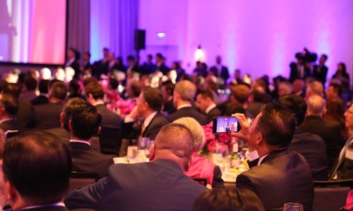 當(dāng)?shù)貢r(shí)間11月15日晚，國(guó)家主席習(xí)近平在美國(guó)舊金山出席美國(guó)友好團(tuán)體聯(lián)合舉行的歡迎宴會(huì)。在熱烈的掌聲中，習(xí)近平發(fā)表重要演講。圖為參加晚宴人士認(rèn)真聆聽演講。人民日?qǐng)?bào)記者 李志偉 攝