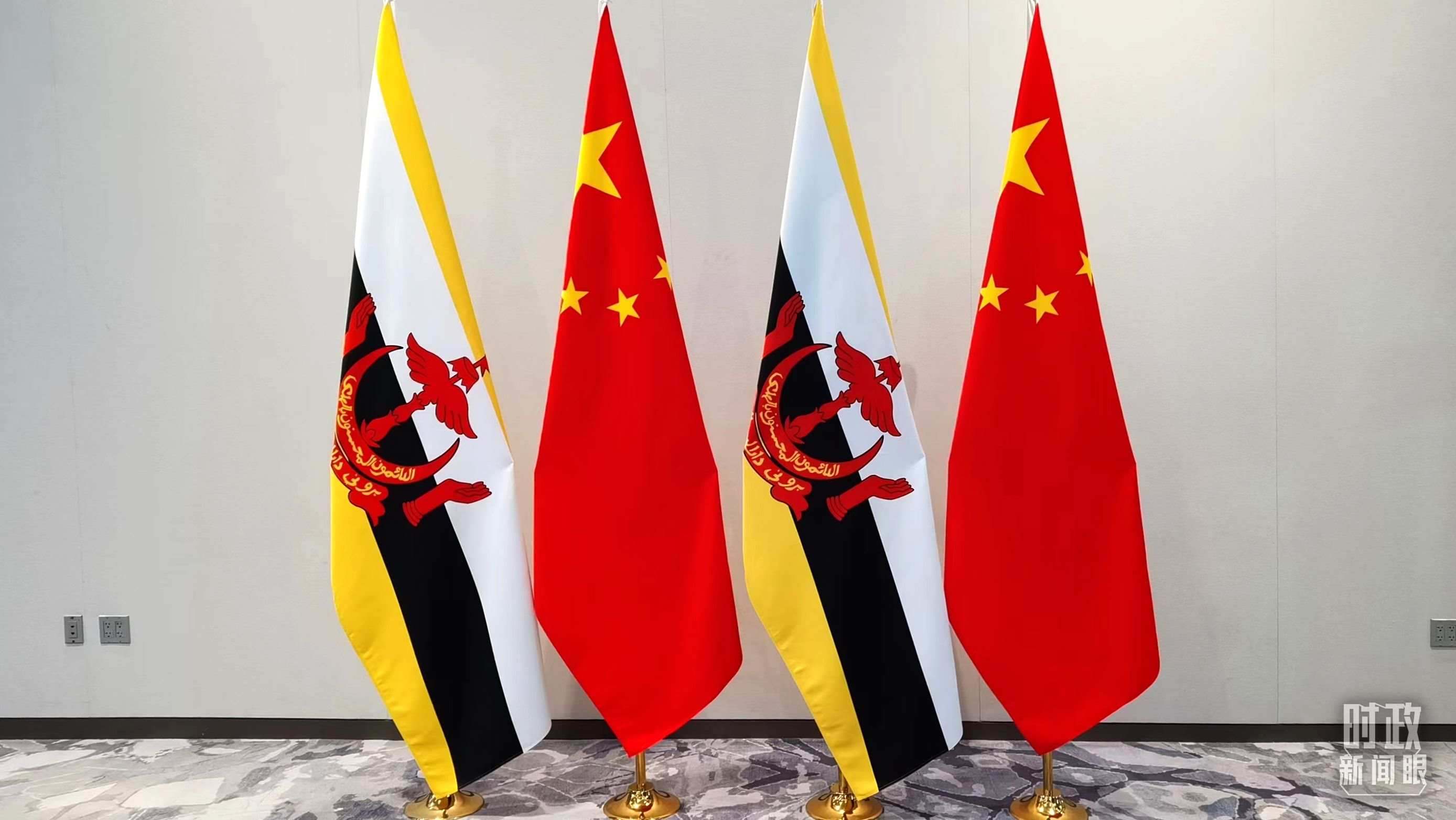 △會(huì)談現(xiàn)場的中文兩國國旗。（總臺(tái)央視記者郭鴻拍攝）