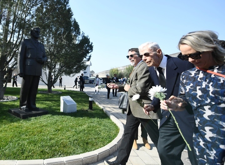 10月30日，在北京，飛虎隊老兵哈里·莫耶（中）向陳納德將軍雕像獻(xiàn)花。