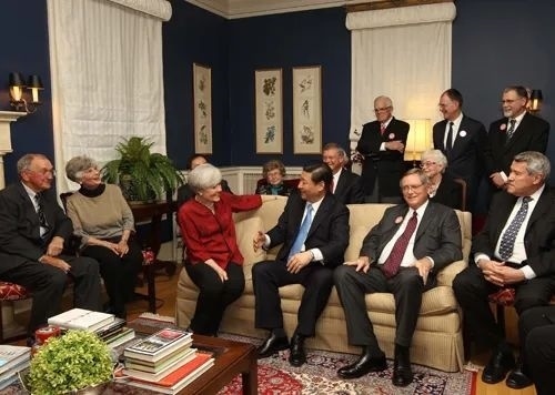 △2012年2月15日，習(xí)近平在前艾奧瓦州友好省州委員會(huì)委員蘭蒂夫人（左三）的家中回憶1985年訪問該地時(shí)的情景。