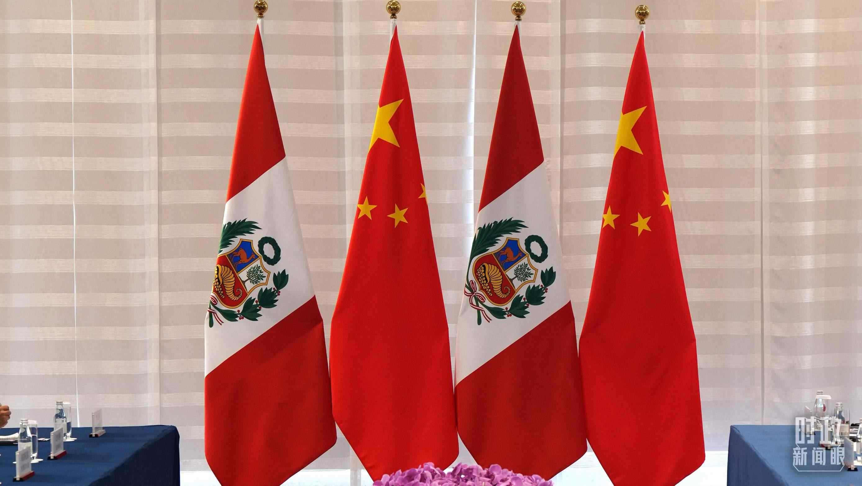 △會(huì)談現(xiàn)場的中秘兩國國旗。（總臺(tái)國廣記者李晉拍攝）