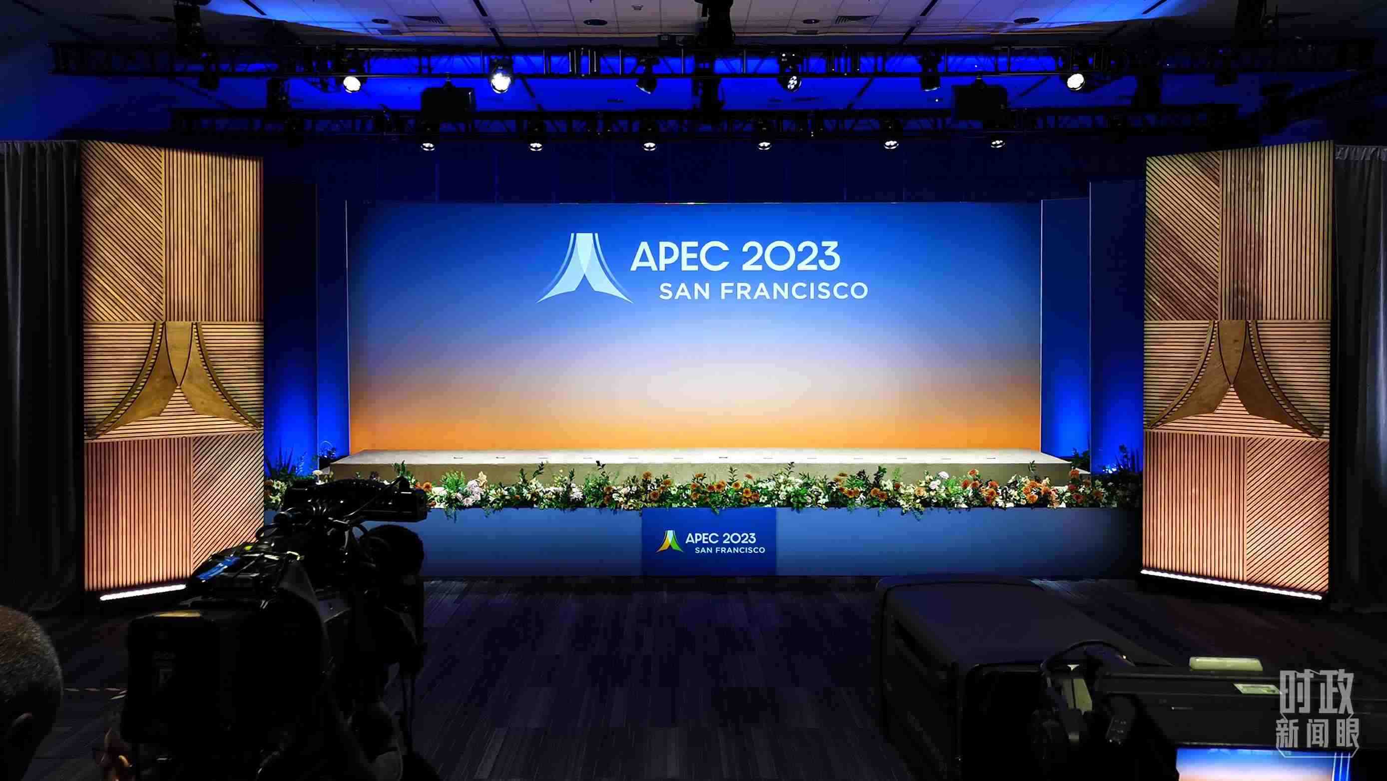 △16日，APEC領(lǐng)導(dǎo)人同東道主嘉賓在對(duì)話會(huì)前集體合影，圖為記者們?cè)诘却嫌伴_始。（總臺(tái)央視記者石偉明拍攝）