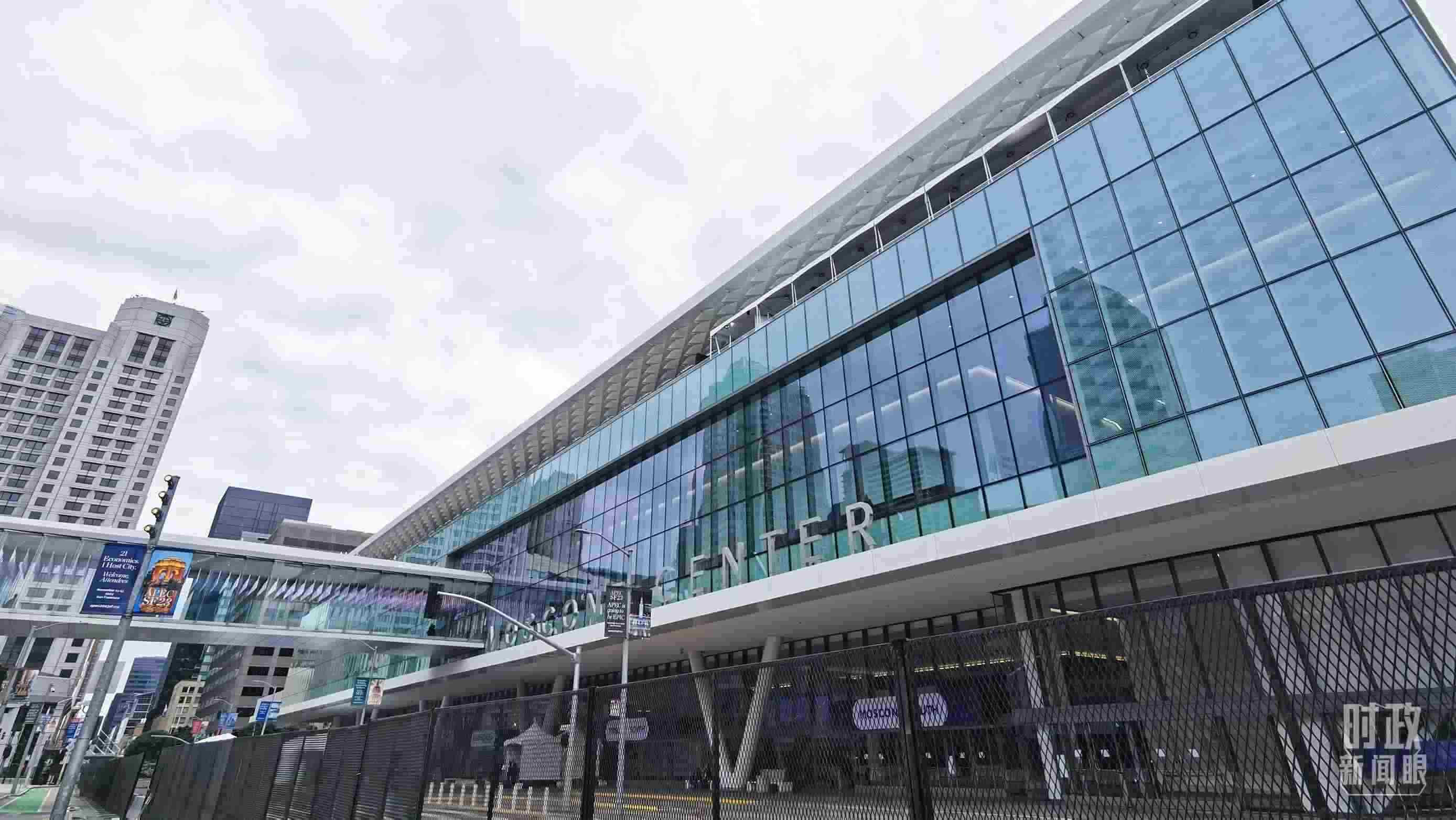 △美國舊金山，莫斯康中心，APEC第三十次領(lǐng)導(dǎo)人非正式會(huì)議在這里舉行。（總臺(tái)央視記者曹亞星拍攝）