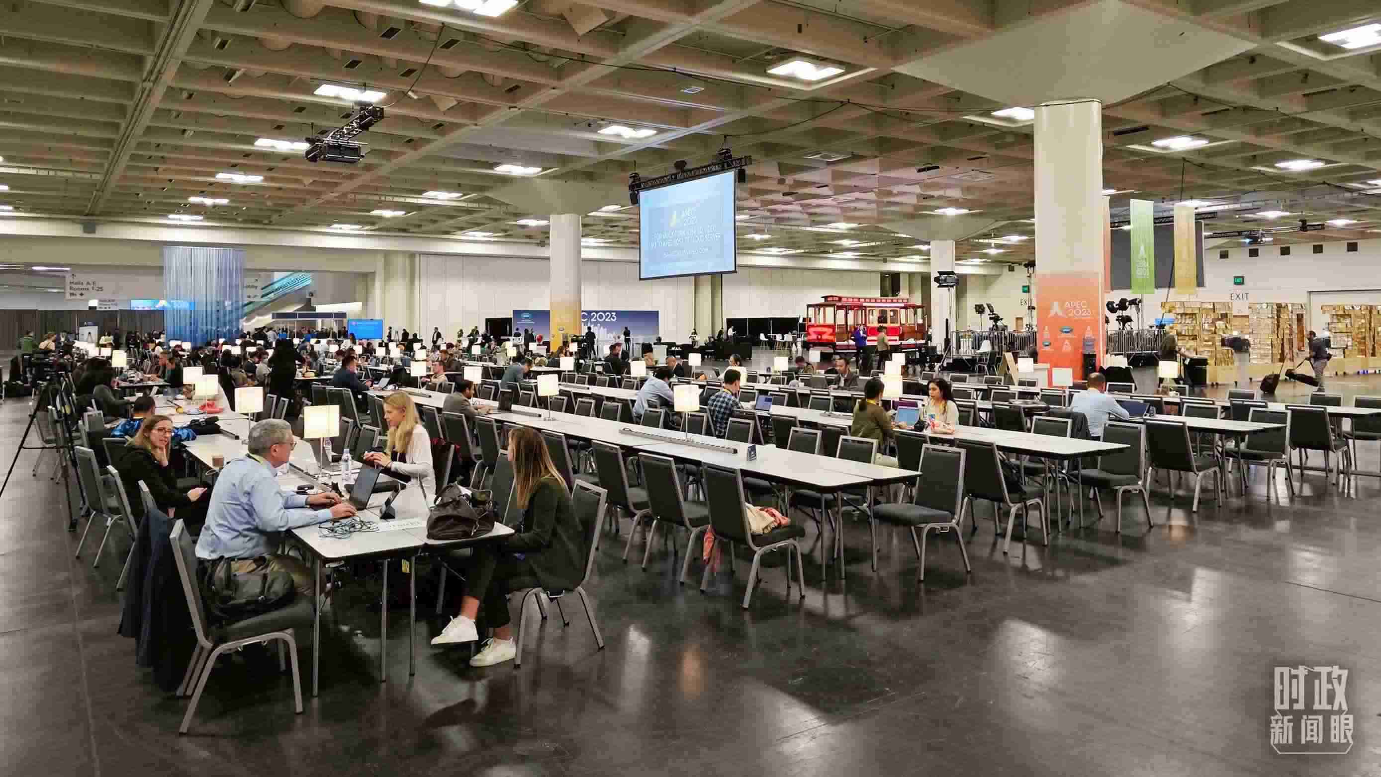 △APEC會(huì)議國際媒體中心，各國記者正在工作。（總臺(tái)央視記者王哈男拍攝）