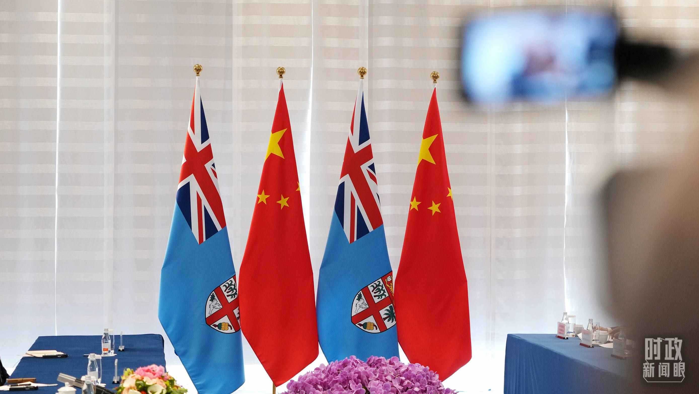 △會(huì)談現(xiàn)場的中斐兩國國旗。（總臺(tái)國廣記者李晉拍攝）