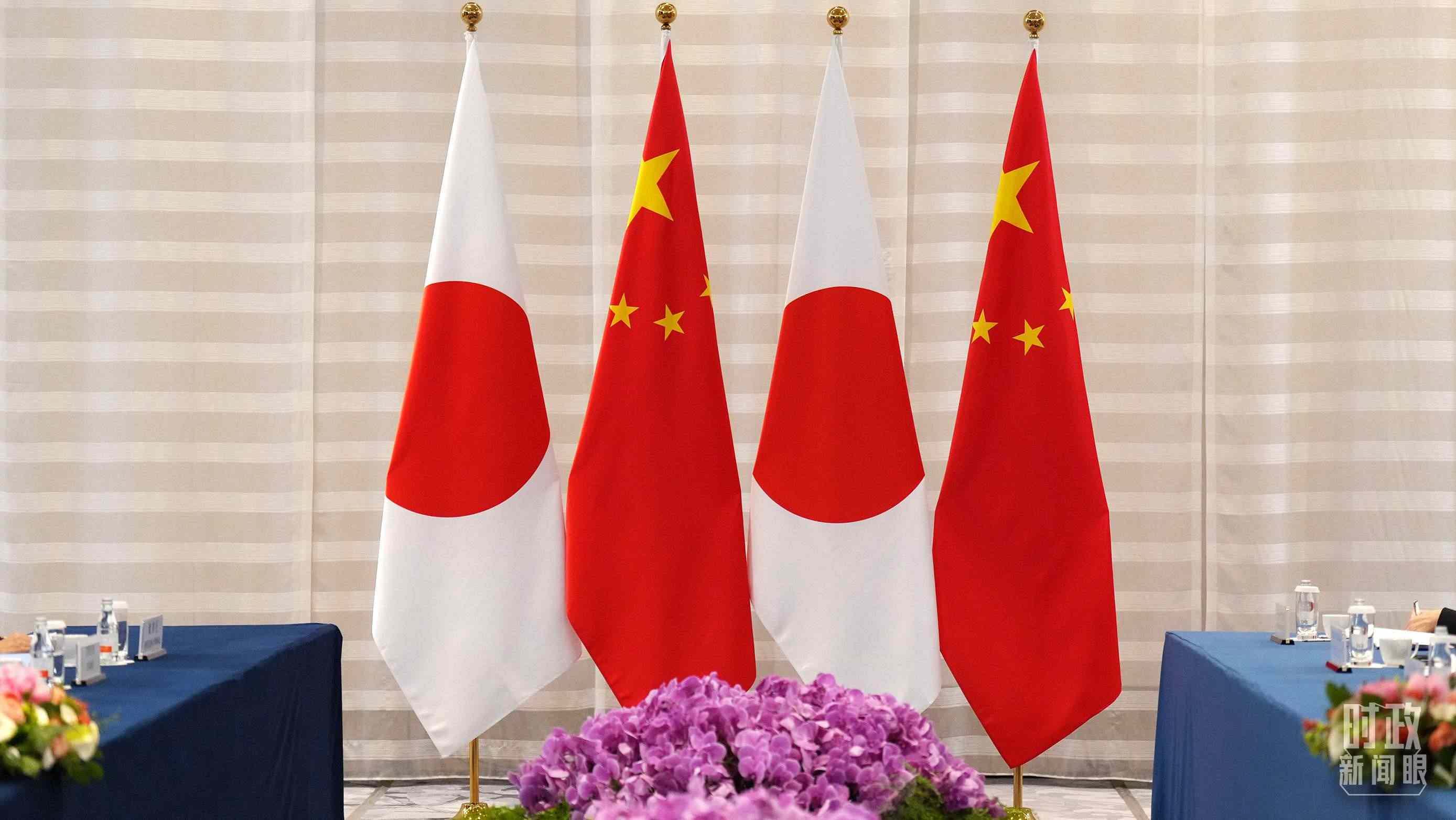 △會(huì)談現(xiàn)場的中日兩國國旗。（總臺(tái)國廣記者李晉拍攝）