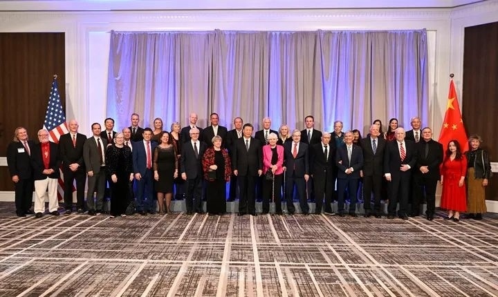 當(dāng)?shù)貢r間11月15日晚，國家主席習(xí)近平在美國舊金山出席美國友好團(tuán)體聯(lián)合舉行的歡迎宴會。這是宴會開始前，習(xí)近平會見飛虎隊和史迪威將軍后人、鼓嶺、艾奧瓦州、華盛頓州等方面友好人士代表，同他們親切交談并合影留念。圖源：新華社