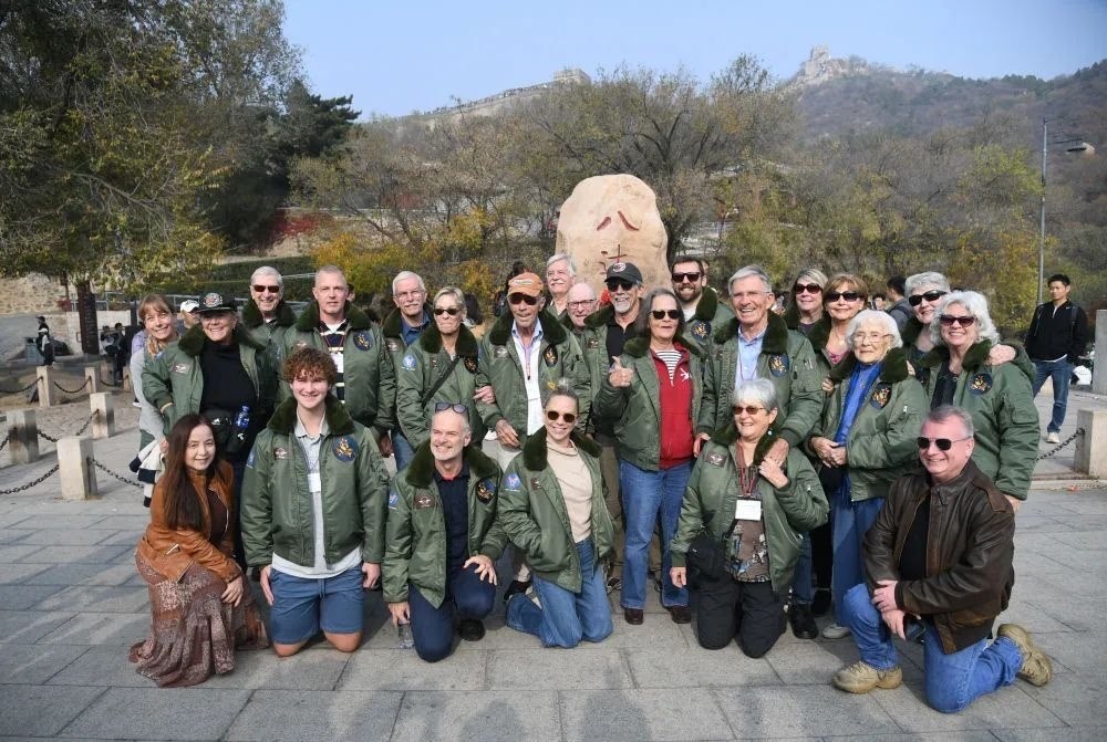 △2023年10月29日，飛虎隊(duì)老兵莫耶一行人在北京八達(dá)嶺長城合影留念。