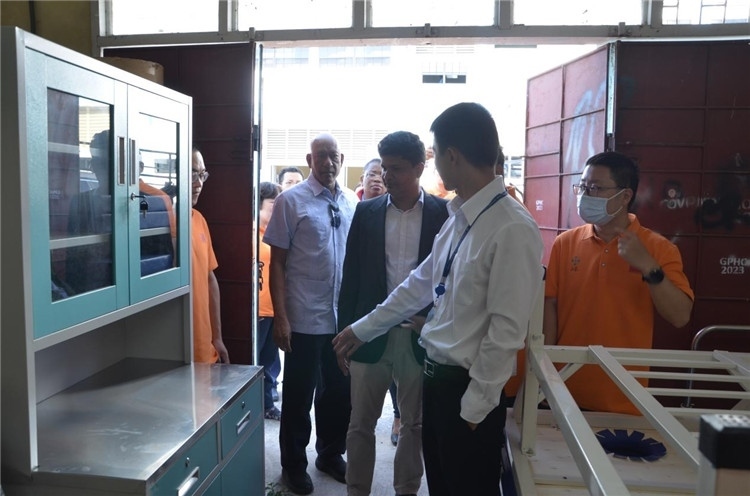 喬治敦公立醫(yī)院執(zhí)行院長接收捐贈物資。第十九期中國援圭亞那醫(yī)療隊供圖