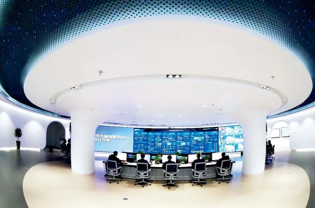 2021年2月2日，江西省撫州市東鄉(xiāng)區(qū)城市大腦指揮中心，工作人員通過城市大腦指揮平臺實時監(jiān)控、抓取、分析相關(guān)案件。