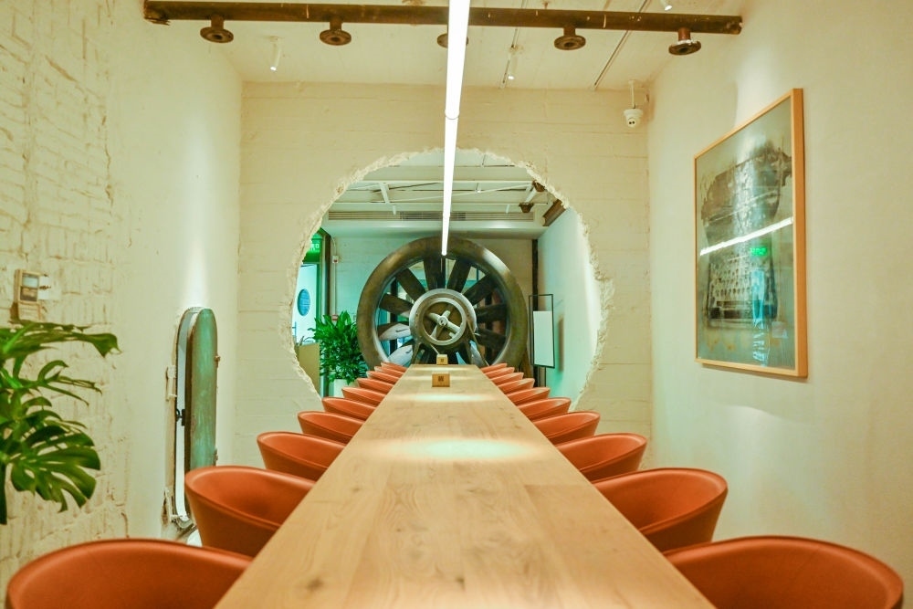 “絲聯(lián)166”園區(qū)內(nèi)保留工業(yè)遺存的咖啡館。（受訪者供圖）