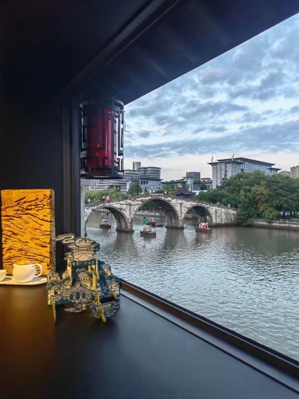 文創(chuàng)產(chǎn)品與拱宸橋。（受訪者供圖）