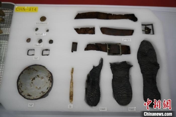 當(dāng)?shù)貢r(shí)間11月22日上午，第十批在韓中國人民志愿軍烈士遺骸裝殮儀式在韓國舉行。圖為裝殮儀式現(xiàn)場(chǎng)拍攝的部分志愿軍烈士遺物。中新社記者劉旭 攝