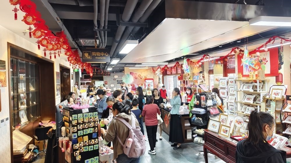 游客在天津市西青區(qū)楊柳青民俗文化館游覽。（新華社記者宋瑞 攝）