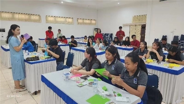 巴陵康孔子學(xué)院中方院長朱敏霞講解中國的二十四節(jié)氣。主辦方供圖