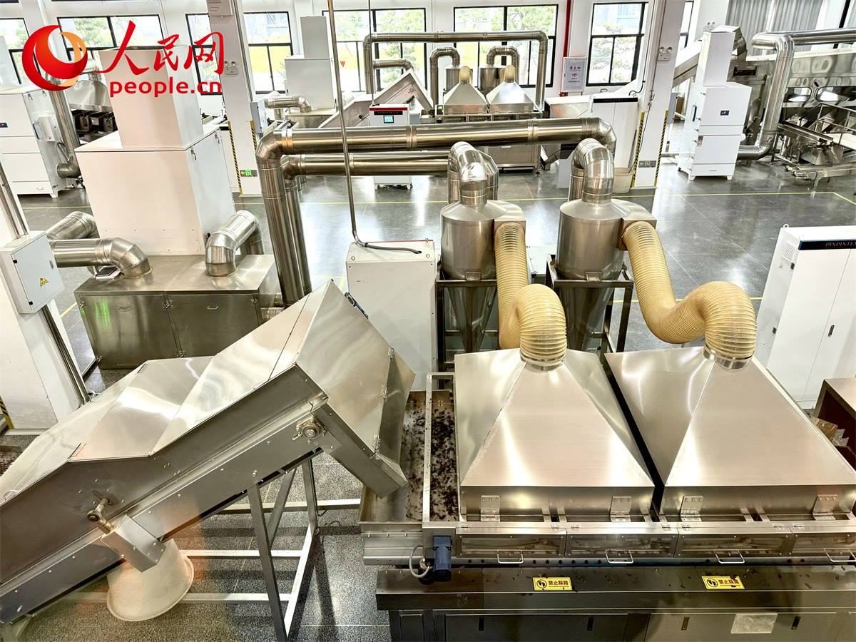 品品香白茶精制自動(dòng)化生產(chǎn)廠房。人民網(wǎng)記者 劉微攝