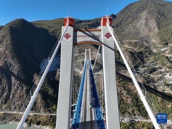 11月25日，列車通過麗香鐵路金沙江特大橋（無人機照片）。