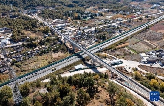 11月25日在麗江市境內拍攝的即將開通的麗香鐵路（無人機照片）。