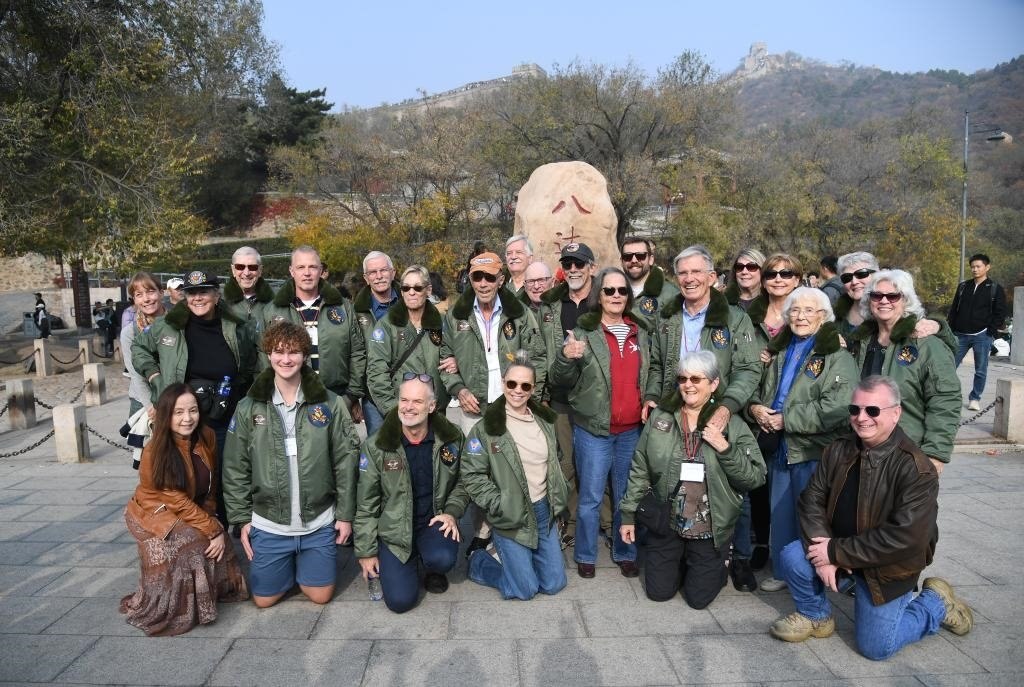 10月29日，飛虎隊(duì)老兵莫耶一行人在北京八達(dá)嶺長(zhǎng)城合影留念。當(dāng)日，美中航空遺產(chǎn)基金會(huì)訪華代表團(tuán)成員陸續(xù)抵達(dá)北京。新華社記者任超攝