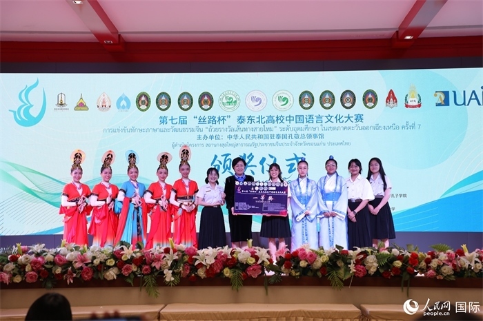 來(lái)自瑪哈沙拉坎大學(xué)的參賽隊(duì)伍榮獲一等獎(jiǎng)。人民網(wǎng)記者 孫廣勇攝